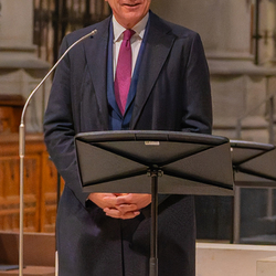 Landeshauptmann Thomas Stelzer bedankt sich bei der Kirchenzeitung 