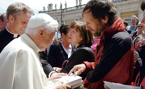 SS Benedetto XVI - Piazza San Pietro - Udienza Generale - 02/05/2007


 - (Copyright L'OSSERVATORE ROMANO - Servizio Fotografico - photo@ossrom.va)
