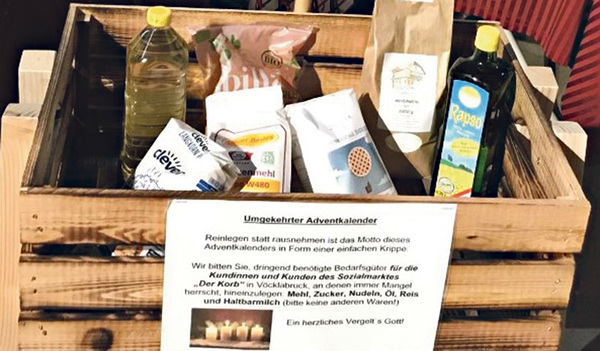 In eine Krippe können die Spenden gelegt werden.   