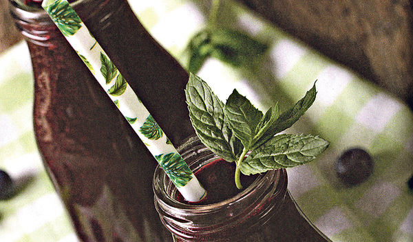 Sehr intensiv im Geschmack ist dieser dunkle Saft aus verschiedenen Waldbeeren.  