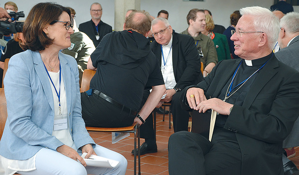 Schulamtsleiterin Maria Plankensteiner-Spiegel im vorsynodalen Gespräch mit Erzbischof Franz Lackner. 