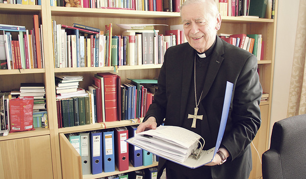 Bischof Ludwig Schwarz schreibt seine Predigten heute meist mit der Hand. Jetzt steht er schon beim zehnten Ordner. 