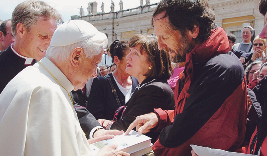 Martin Zellinger übergibt Papst Benedikt XVI. seinen Bibelkommentar.    
