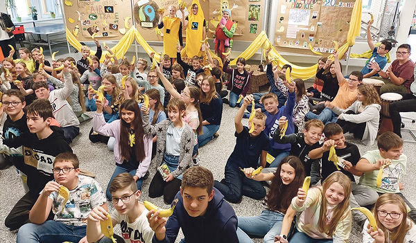 Zu Freude der Schüler/innen gab es reichlich Bananen zum Verkosten.    