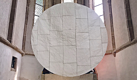 Installation von Margit Pflügl in der Kalvarienbergkirche St. Peter bei Freistadt.