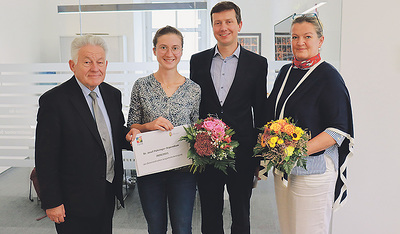 Der Namensgeber des Stipendiums Altlandeshauptmann Josef Pühringer (links), die Geschäftsführerin des ÖJAB Monika Schüssler (rechts) sowie der Heimleiter des ÖJAB-Heims in Salzburg Konrad Prommegger mit der Stipendiatin Bernadette Kneidinger  