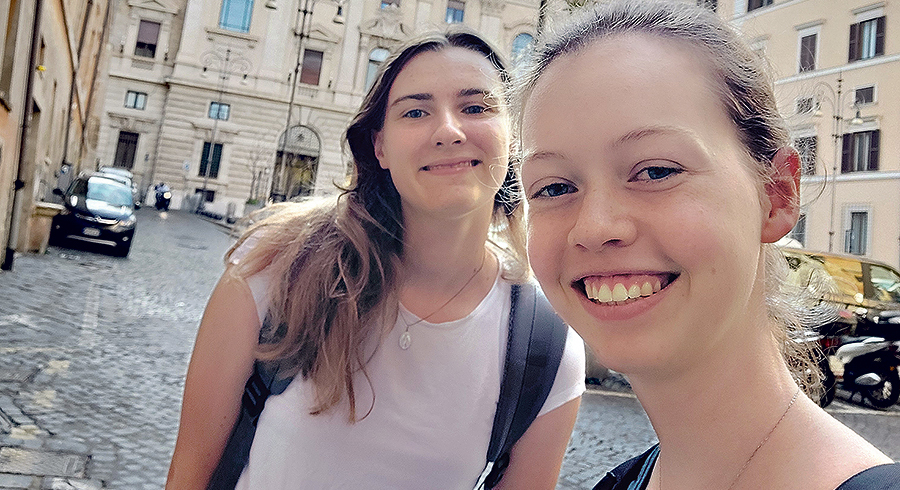 Marlies Prinz (rechts): Selfie am ersten Uni-Tag vor der Gregoriana mit Miriam Esch, einer Freundin und ebenfalls Theologie-Studentin.   