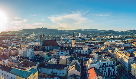 Die Stadtmitte von Linz ist nicht nur architektonisch stark von den Kirchen geprägt. 