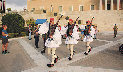 Tradition: Wachablöse am Grab des unbekannten Soldaten vor dem Parlament in Athen