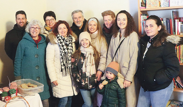 Mitglieder des „Team Ukraine“ aus der Pfarre Wippenham im Bezirk Ried im Innkreis mit „ihren“ Ukrainerinnen: Anton Planitzer (hinten, Mitte), rechts daneben Anastasia Prelovskaya mit ihrer Tochter. Anastasia hat sich gleich nach ihrer Ankunft um Arbe