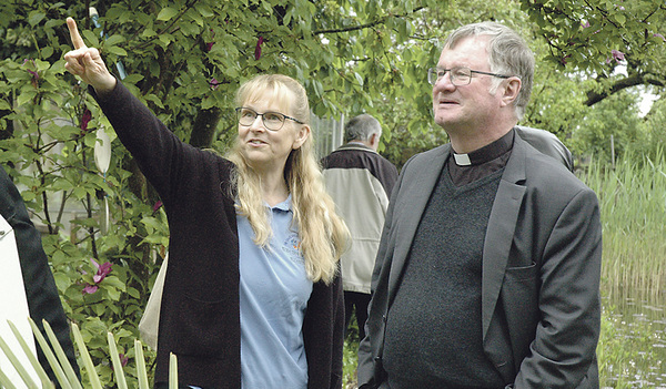 Bischof Manfred Scheuer lässt sich von Bäuerin Elisabeth Huber erklären, wie der Biobetrieb Huber funktioniert. Das Zusammentreffen fand im Rahmen der bischöflichen Visitation im Dekanat Perg statt.   