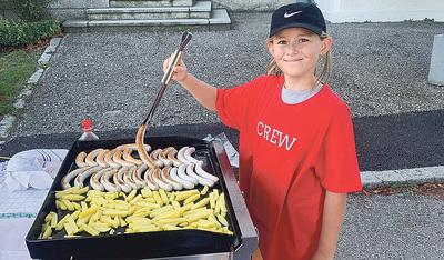 Alle haben beim Pöstlingberger Generationenfest kräftig angepackt. Nach dem Spielen mit Riesenmikado, einem Softdart-Match oder dem Erzeugen von Riesenseifenblasen war eine Stärkung vom Grill willkommen.     