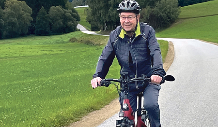 Augustin Keinberger, Pfarrer von Ulrichsberg, radelt pro Jahr tausende Kilometer. 