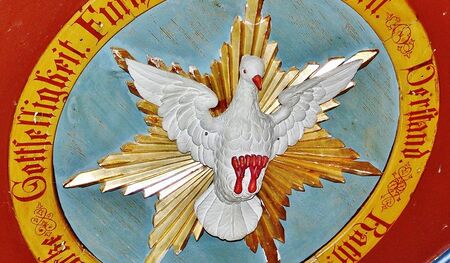 Taube an der Kanzel der Pfarrkirche Grünbach bei Freistadt