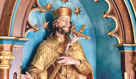 Der hl. Johann Nepomuk steht üblicherweise auf Brücken. Hier in der Nähe war eine Inn-Überfuhr.