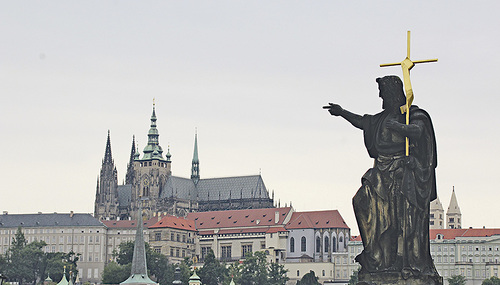 Ein Symbol für die Kirche insgesamt: der Veitsdom in Prag auf dem Hradschin