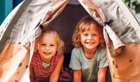 Hast du schon einmal eine Nacht im Zelt verbracht? Die Sommerferien sind die beste Zeit dafür. 