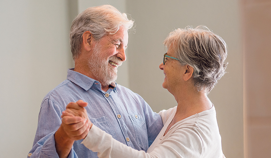Regelmäßiges Tanzen im Alter kann Stürzen vorbeugen, es stärkt die Muskulatur, ist gut fürs Gehirn und macht nicht zuletzt Spaß.    