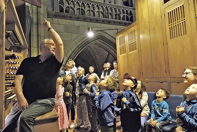 Domorganist Wolfgang Kreuzhuber zeigt den Kindern das Wunderwerk Orgel.   