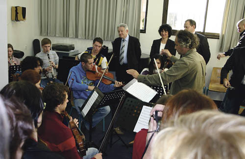 Gespr?ch im Gymnasium Israel Centre for excellence through education, das mit dem Stifter-Gymnasium einen Sch?leraustausch hat.Die Direktorin des Gymnasiums Ilna Nullmann stellt das Konzept der Einrichtung vor. Am Gespr?ch nehmen vom Stiftergymnasiu