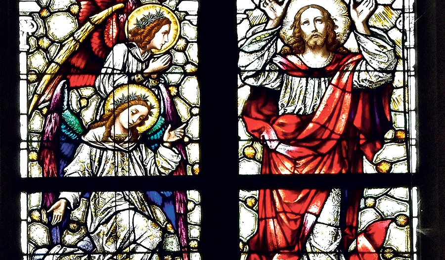 Buntfenster mit Darstellung von Christi  Himmelfahrt in der Pfarrkirche Schwanenstadt. 