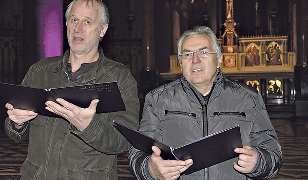 Josef Habringer (re.) mit Hans Baumgartner beim Singen von „Stille Nacht“ im Mariendom.    