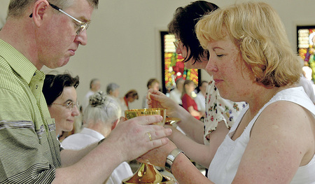 Der Kommunionempfang „in beiderlei Gestalt“ wurde beim II. Vatikanischen Konzil für die katholische Kirche wiederentdeckt.    