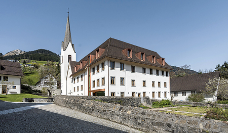 Die Wahrheit ist hinter der Fassade zu finden – das gilt auch für die Propstei St. Gerold im Großen Walsertal, mit der Arnold Mettnitzer ein besonderes Ereignis im Leben verbindet.   