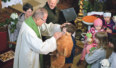  Die Kinder- und Kuscheltiersegnung mit Pfarrer Karl Arbeithuber.  