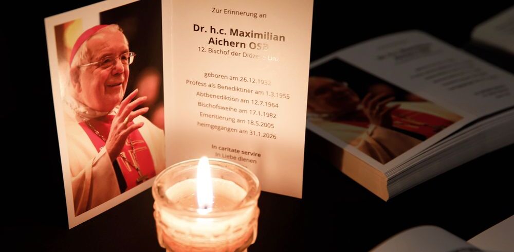 Bild und Kerze: Bischof Maximilian Aichern