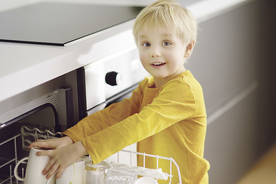 Kinder können im Haushalt helfen, also beim Kochen, Einräumen und Leeren der Spülmaschine, Müllentsorgen oder Wäscheaufhängen. Fragen Sie Ihre Kinder, wo sie sich einbringen möchten, das ist auch gut gegen Langeweile. 