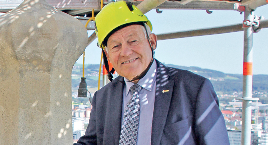 Landeshauptmann a. D. Josef Pühringer in luftiger Höhe während der mittlerweile abgeschlossenen Restaurierung des Domturms.  