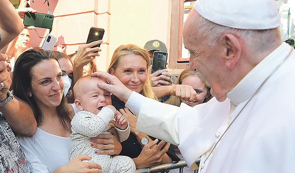 Während seines Besuchs der Roma-Siedlung Lunik IX in Kosice segnete Papst Franziskus ein Baby.
