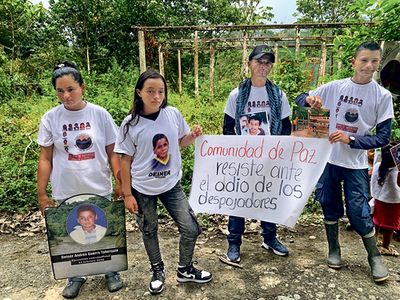 Protest kurz nach dem Mord an zwei Mitgliedern der Friedensgemeinschaft von San José de Apartadó. Auf dem Plakat steht: „Die Friedensgemeinschaft widersteht dem Hass der Vertreiber“.   