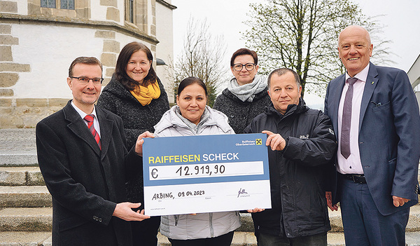 Bei der Übergabe der Spende: Mit der betroffenenen Familie freut sich der Pfarrgemeinderat Arbing.