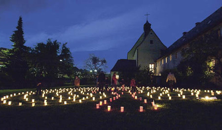 Lange Nacht der Kirchen ? erstmals auch im Salzkammergut und mit einem vielfaeltigem AngebotBild: ehemalige Kapuzinerkirche mit Klagemauer im Klosterkeller, Lichterlabyrinth und Klosterkueche