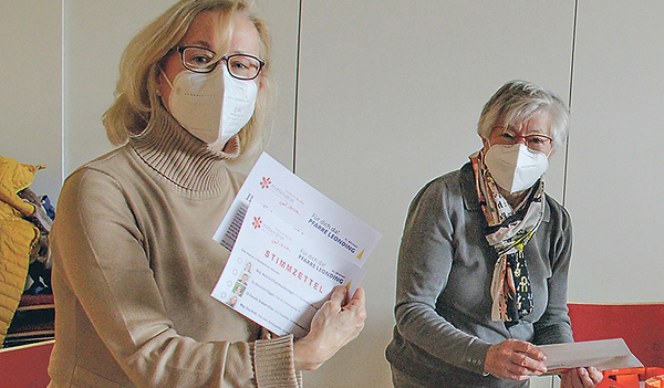 Bis 5000 Wahlunterlagen in den Kuverts stecken, sind unzählige Handgriffe notwendig.    