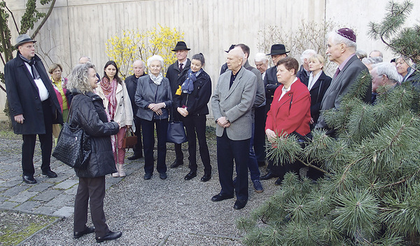 Im Garten der Synagoge. Charlotte Hermann mit Wirtschaftsleuten. 
