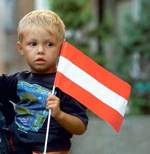 Kind mit oesterreichischer Flagge.

Copyright (2002) by BilderBox.com; Erwin Wodicka, A-4062 Breitbrunn. Tel.: 0043 676 5103 678. Veroeffentlichung nur nach unseren AGBs: www.bilderbox.com/agb.html. Bild honorarpflichtig! Konto DEU: Spk.Passau, BLZ