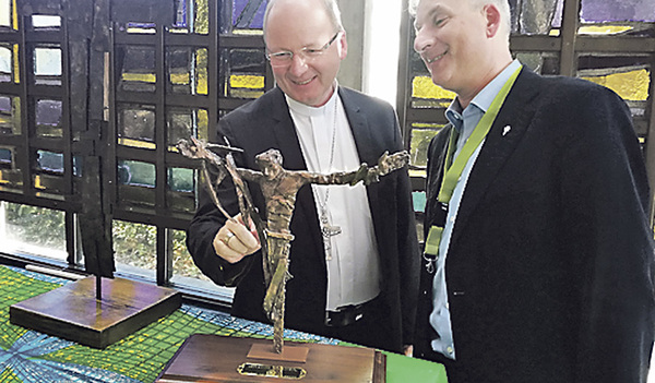 Bischof Benno Elbs und Landessuperintendent Thomas Hennefeld in der Kapelle des Ökumenischen Rates der Kirchen