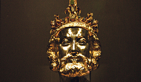 Die Karlsbüste wurde erst um 1350 geschaffen.    