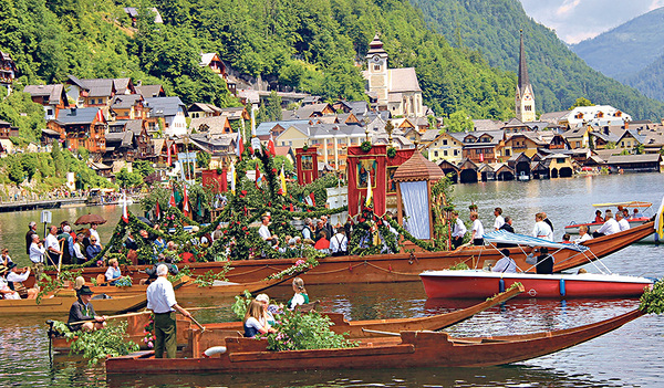 Seeprozessionen zu Fronleichnam haben eine lange Tradition: in Hallstatt wird heuer das 400-Jahr-Jubiläum gefeiert.  Die pilgernde Kiche ist unterwegs – zu Land und zu Wasser. 