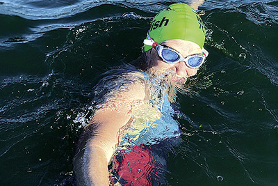 ORF-Hauptabteilungsleiterin Barbara Krenn liebt das helle Wasser des Fuschlsees, zum Schwimmtraining im Alltag dient die dunklere Donau. Die Theologin                     meditiert und erholt sich beim Schwimmen.  