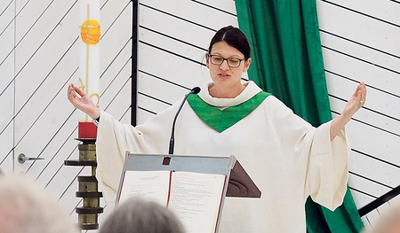 Silvia Aichmayr, Betriebsseelsorgerin der Voestalpine Linz, feiert Wort-Gottesdienst. 