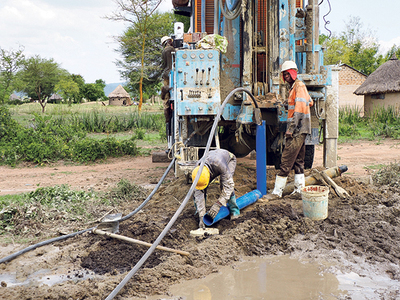 Lokale Firmen nehmen die Bohrung vor. Das Wasser wird analysiert auf Menge und Qualität. 