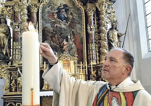 Pfarrer Wolfgang Schnölzer aus Vöcklamarkt: die Osterkerze ist ein leuchtendes Symbol der Auferstehung Jesu. 