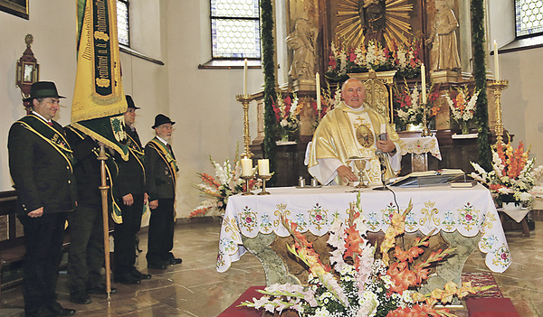 Pfarrer Richard Czurylo beim Gottesdienst in der Pfarrkirche Lauffen, wo er seit 25 Jahren Pfarrer ist.  