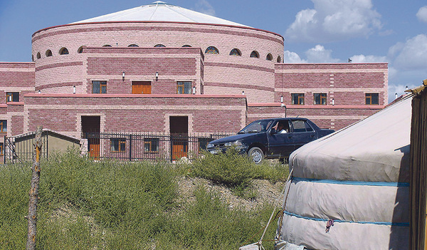 Die katholische Kathedrale Peter und Paul in Ulan Bator, der Hauptstadt der Mongolei, ist einer traditionellen Jurte nachempfunden, dem transportablen Haus der Nomad:innen (rechts vorne).