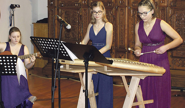 „Die Vielsaitigen“ begleiten die Segensfeier.   