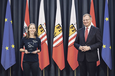 Jugendleiterin Melanie Berger und LH Thomas Stelzer   